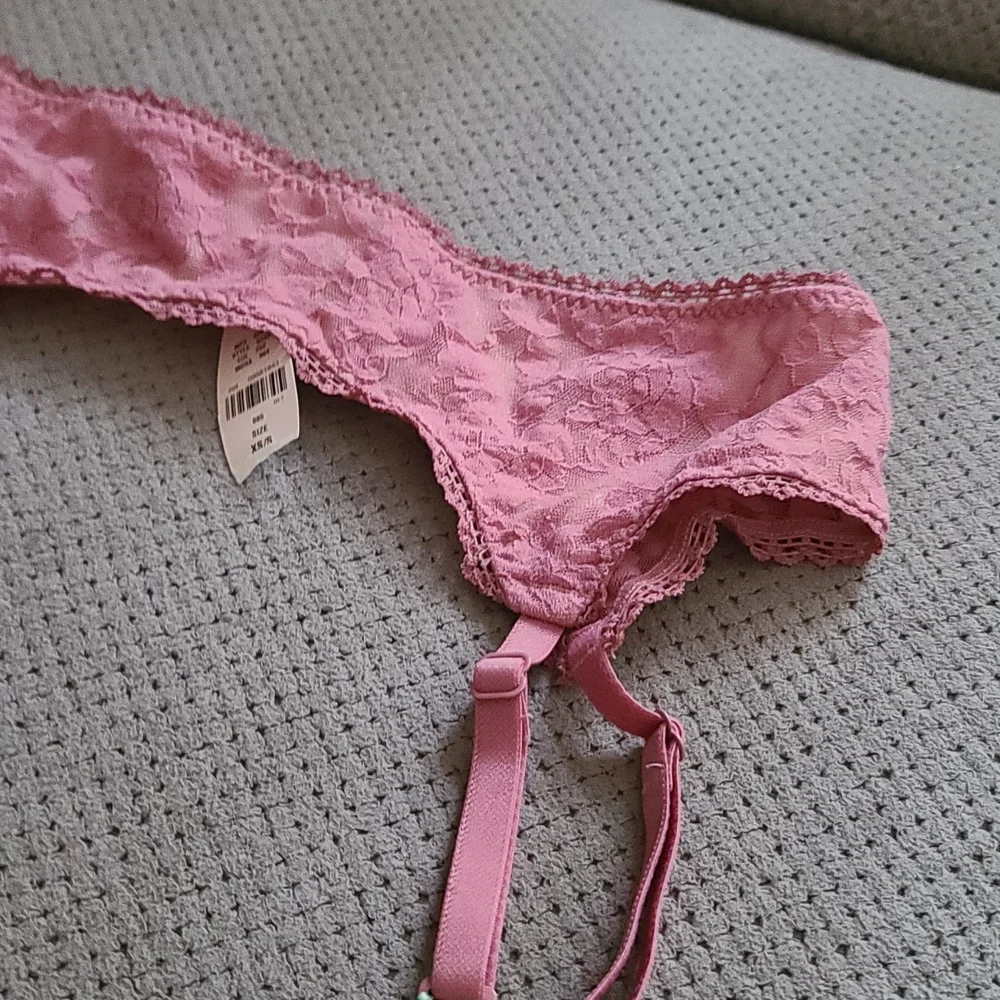 ❤️10/$10 New Victoria's secret garter belt slash through tag to prevent …